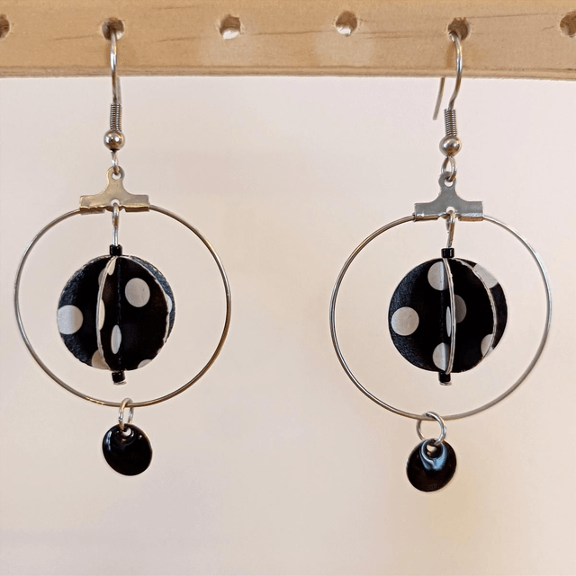 Petite perle cerclée et perle émaillée noire