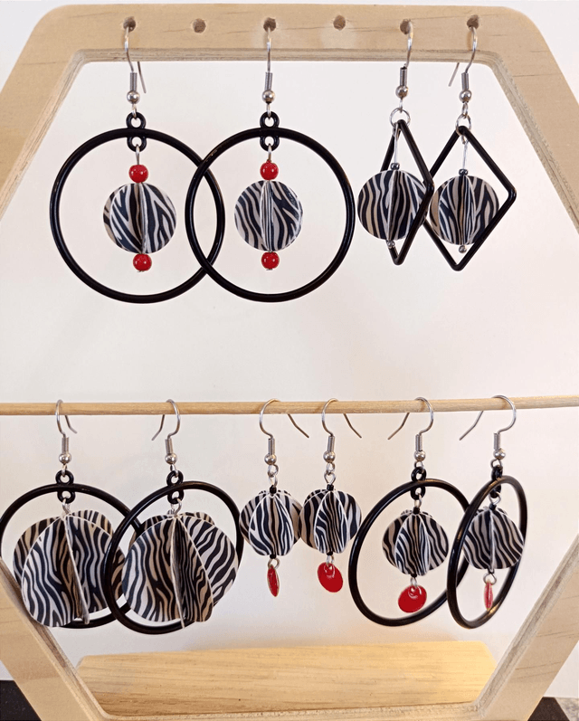 Grand cercle métal noir, petite perle papier, perles rouges