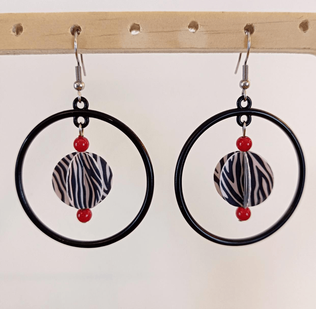 Grand cercle métal noir, petite perle papier, perles rouges