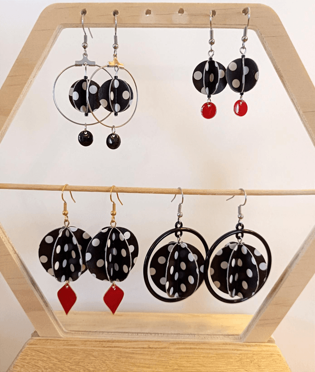 Petite perle cerclée et perle émaillée noire