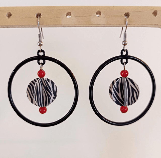 Grand cercle métal noir, petite perle papier, perles rouges